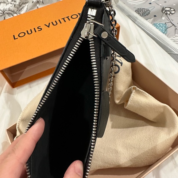 LV Easy Pouch on chain - Picture 3 of 8